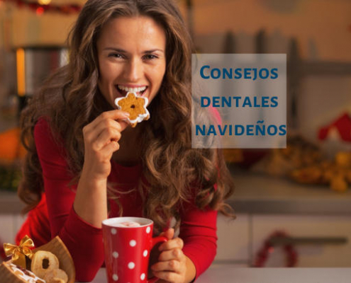 mujer vestida de rojo que conoce los consejos dentales navideños