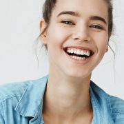 Adolescente con brackets estéticos en nuestra clínica dental