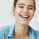 Adolescente con brackets estéticos en nuestra clínica dental