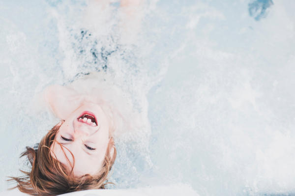 salud bucodental infantil en verano en la piscina