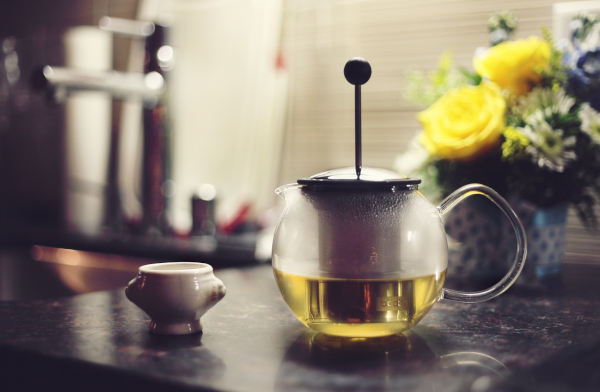tetera con té verde con beneficios para la salud bucal