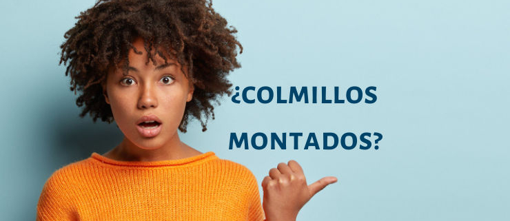 mujer alarmada porque tiene los colmillos montados