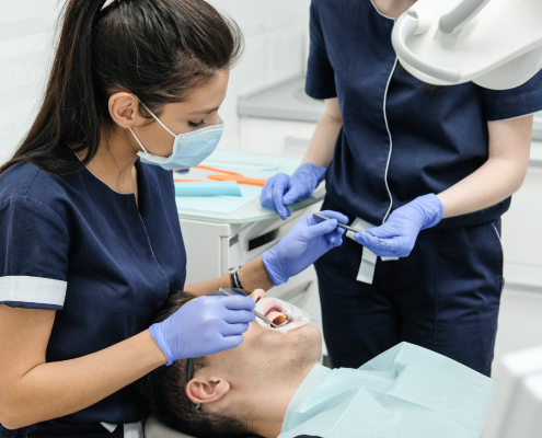 Dra. González del Río atendiendo a un paciente en su clínica dental de Marbella