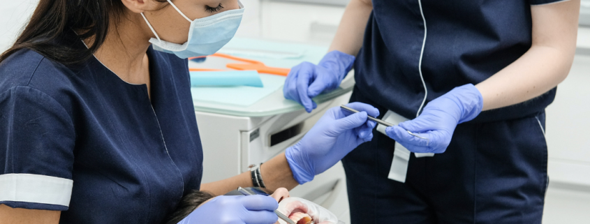 Dra. González del Río atendiendo a un paciente en su clínica dental de Marbella