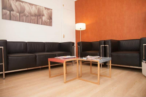 Doctora explicando el plan de tratamiento y estudio de ortodoncia personalizado