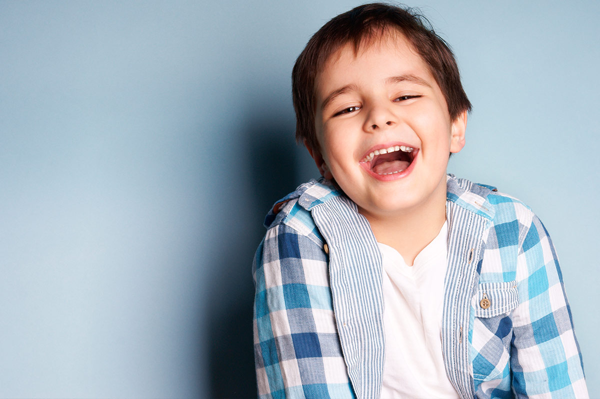 Niño feliz tras su revisión de ortodoncia infantil temprana