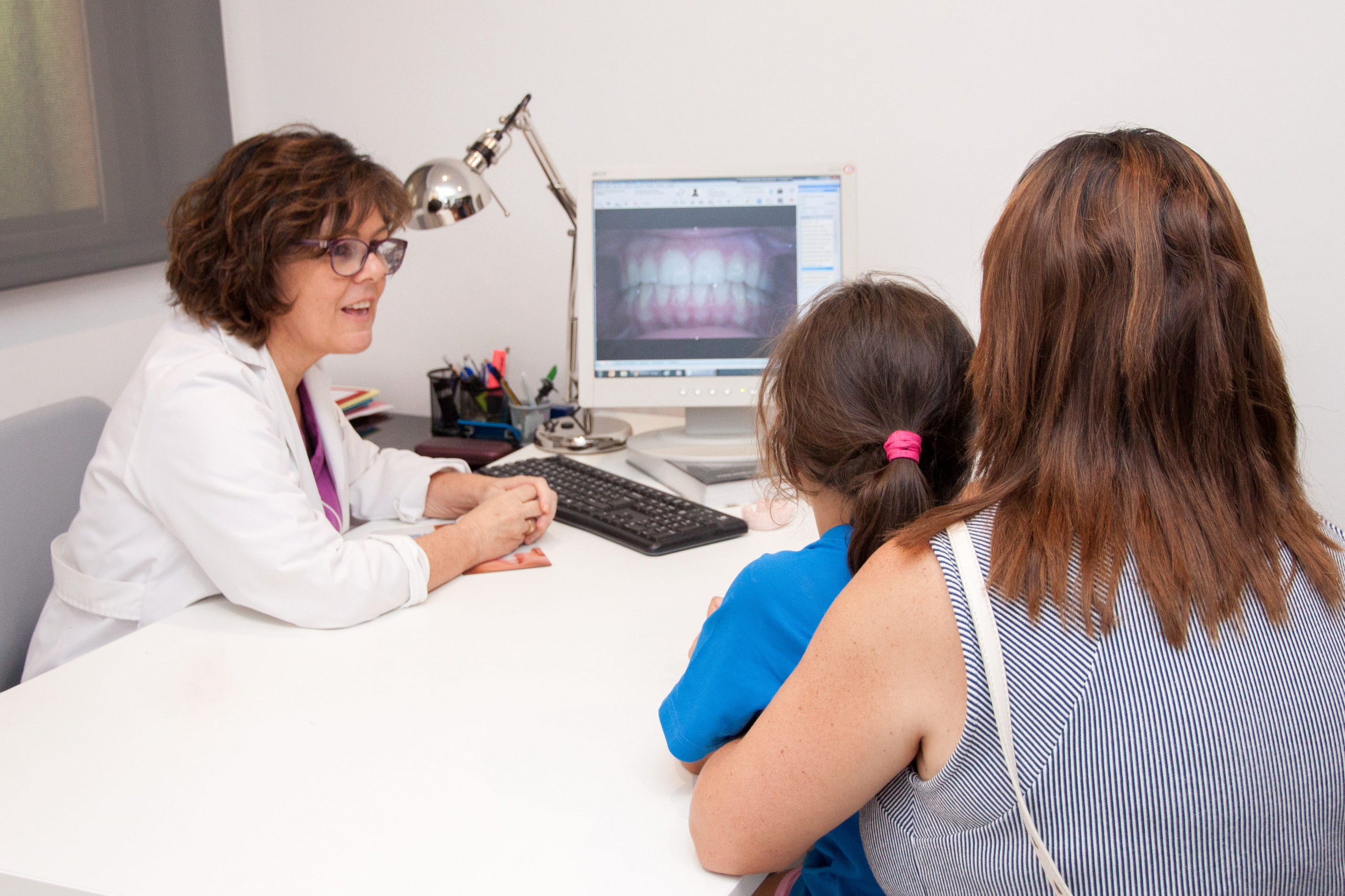 Examen clínico durante la primera visita de ortodoncia en nuestra clínica de Marbella