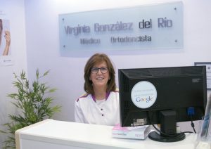 Recepcionista atendiendo a los pacientes en la Clínica de Ortodoncia González del Río en Marbella