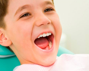 Niño en revisión de ortodoncia infantil en clínica de Marbella