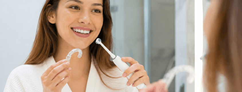 Paciente cuidando su higiene oral durante un tratamiento de ortodoncia invisible en Marbella